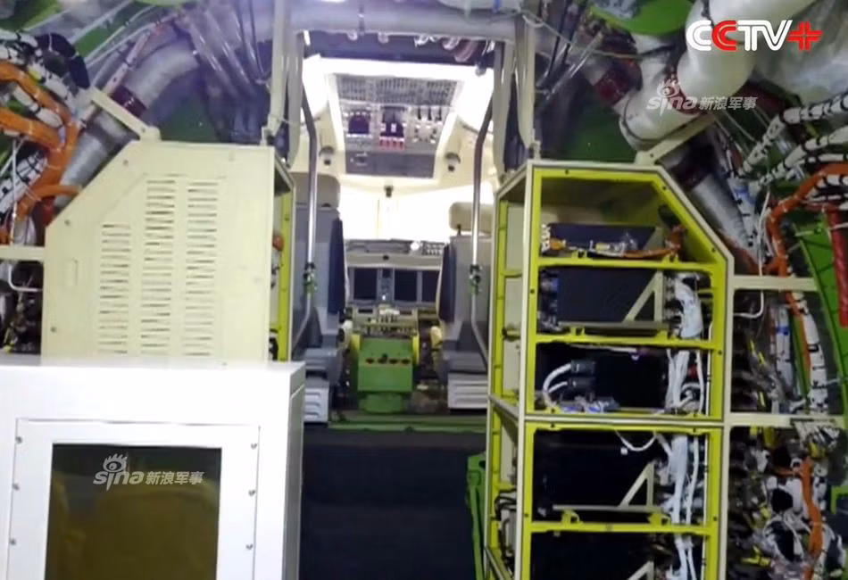 Hệ thống điều khiển được đặt ở phía sau khoang máy bay AG600. Thủy phi cơ AG600 có sức chứa tối đa 50 người và trọng tải cất cánh tối đa lên tới 53,5 tấn. Nguồn ảnh: CCTV.