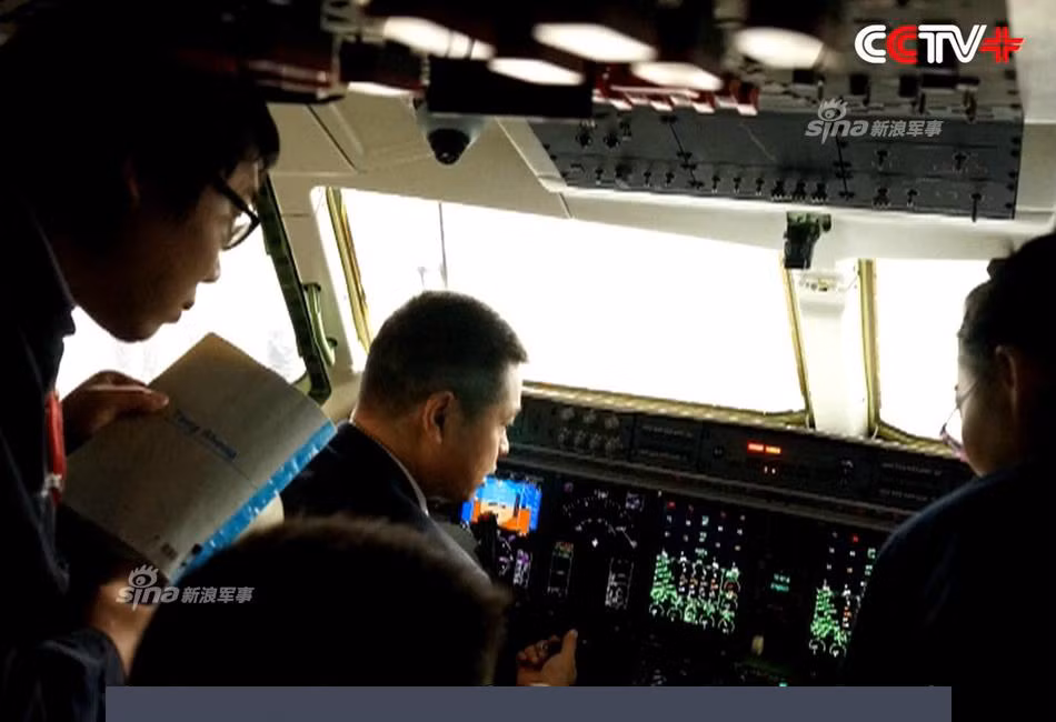 Các phi công thực hiện các quy trình khởi động máy bay theo đúng trình tự được hướng dẫn trong sổ bay được kỹ sư trưởng cầm trên tay đứng phía sau. Mặc dù các phi công sẽ phải thuộc lòng toàn bộ quy trình này nhưng để giảm thiểu sai lầm cá nhân thì mỗi quy trình sẽ được cơ trưởng thực hiện dưới sự giám sát của cơ phó và kỹ sư bay. Nguồn ảnh: CCTV.