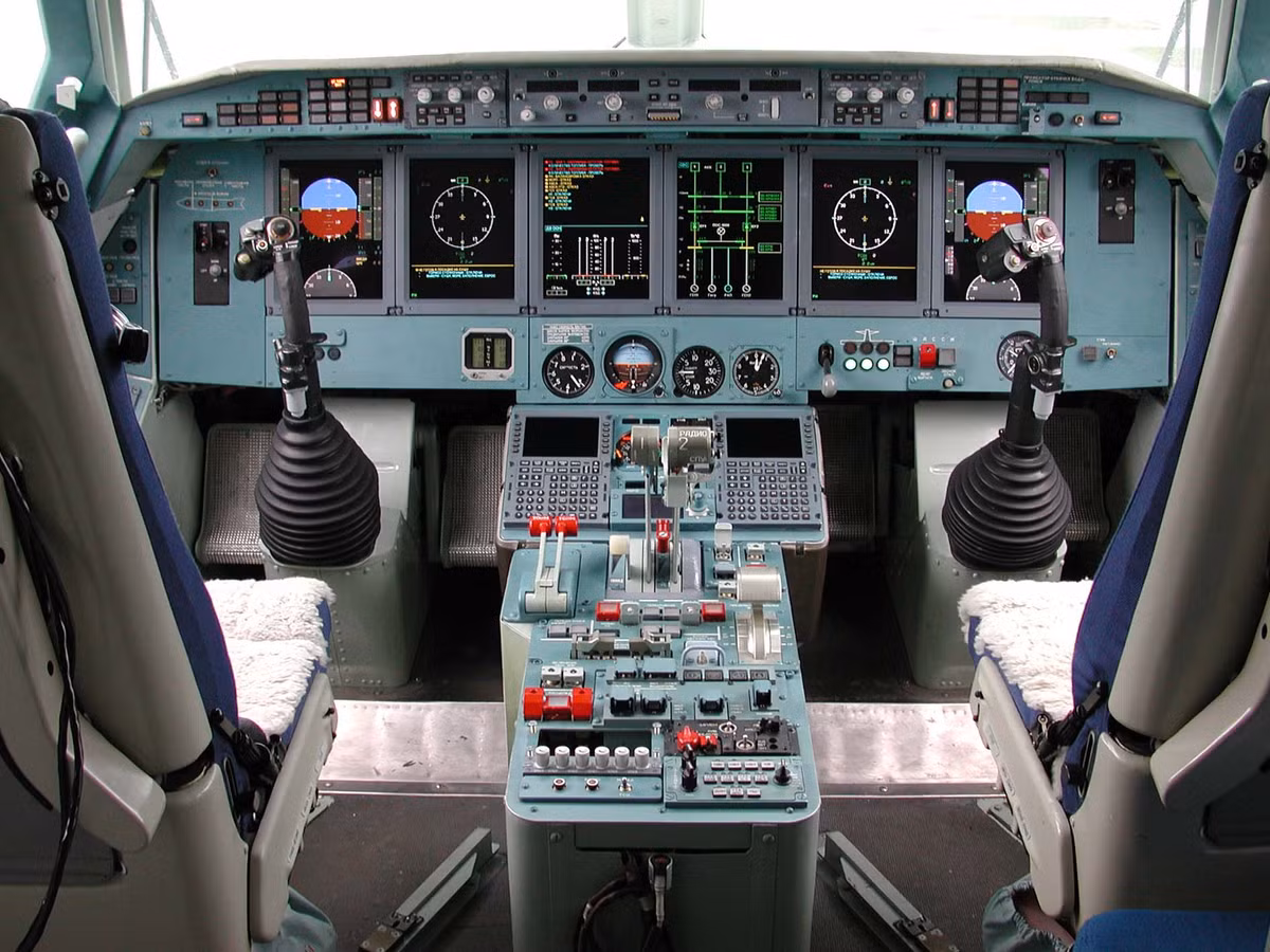 Màn hình hiển thị này có đôi nét khá tương đồng với hệ thống điều khiển trên chiếc thủy phi cơ BE-200 của Nga. Thực tế thì xu hướng thiết kế khoang lái máy bay trong thời gian khoảng 20 năm trở lại đây đã dần thay thế các đồng hồ hiển thị thông số dạng Analog sang hiển thị trên màn hình điện tử, các máy bay cũ được nâng cấp sau này cũng được lắp đặt khá nhiều màn hình hiển thị kiểu mới, giúp phi công thuận tiện hơn trong việc theo dõi cũng như thay đổi các thông tin được hiển thị trên màn hình. Nguồn ảnh: Star.