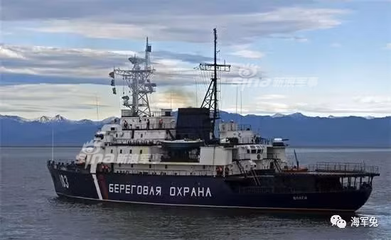 Tàu phá băng là một công nghệ đóng tàu hoàn toàn khác so với việc đóng các loại tàu thông thường khác. Tàu phá băng thường có kiến trúc thượng tầng lớn, được đặt dồn về phía mũ tàu để tận dụng sức nặng phần đầu tàu nghiến nát băng mỗi khi tàu đi qua. Nguồn ảnh: Sina.