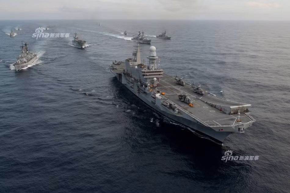 Tàu sân bay mini của Hải quân Italia có tên Cavour được chính thức hạ thủy vào năm 2004 và đến năm 2008 thì được nhận vào biên chế chính thức. Đây là một trong những tàu sân bay nhỏ nhất thế giới khi lượng giãn nước của nó chỉ 30.000 tấn và chiều dài chưa tới 250 mét. Nguồn ảnh: Wiki.