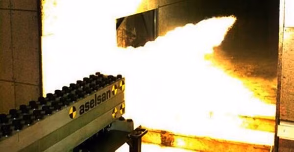 Ý tưởng về một khẩu súng điện từ đã ra đời từ chiến tranh thế giới thứ nhất, nhưng phải mất tới gần 100 năm sau công nghệ mới đủ để các nhà khoa học chế tạo ra loại súng này, nhiều người cho rằng trong những thập kỷ tới đây, vũ khí hạt nhân và các loại tên lửa tầm xa sẽ phải nhường vị trí thống lĩnh cho các khẩu súng điện từ. Nguồn ảnh: Telegiz.