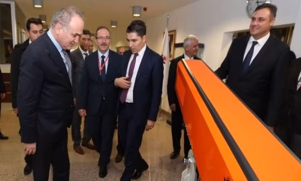 Trả lời hãng thông tấn Shephard, một quan chức cấp cao giấu tên của phía Thổ Nhỹ Kỳ cho biết nước này đang phát triển một loại đạn thông minh để sử dụng kèm theo khẩu súng điện từ này, khi đó khẩu súng điện từ sẽ có khả năng tấn công tất cả các mục tiêu trên biển, trên không hoặc trên đất liền bất kể mục tiêu đó đang di chuyển với tốc độ cao bao nhiêu. Nguồn ảnh: Mehmet.