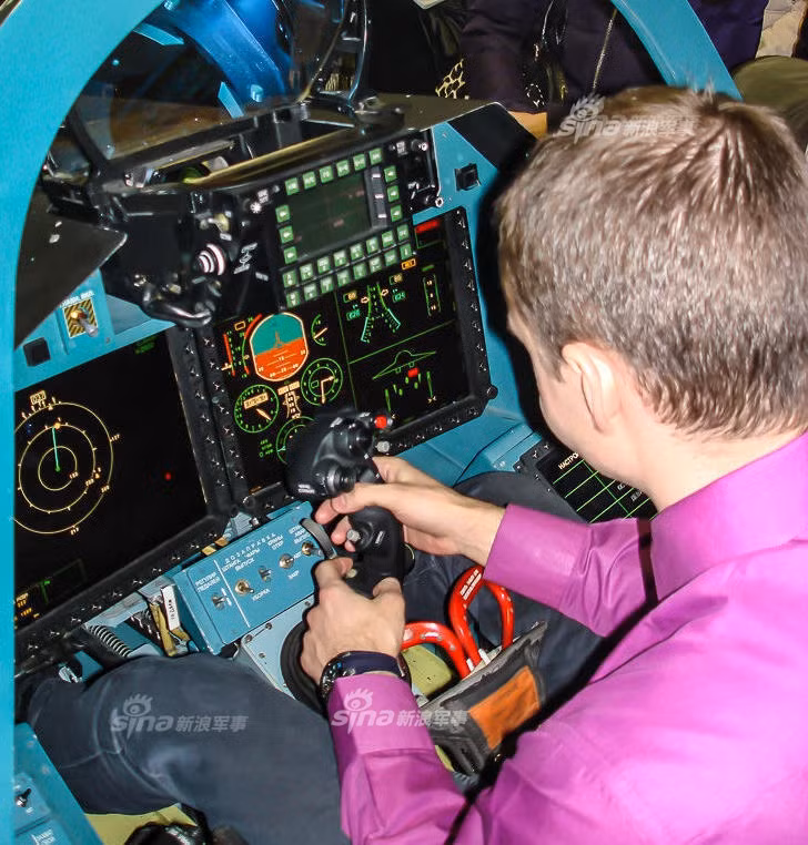 Vào hồi đầu tháng 3 vừa rồi, phía Nga cũng đã cung cấp một vài hình ảnh chi tiết về khoang mô phỏng huấn luyện phi công T-50 dưới mặt đất. Nguồn: Sina.