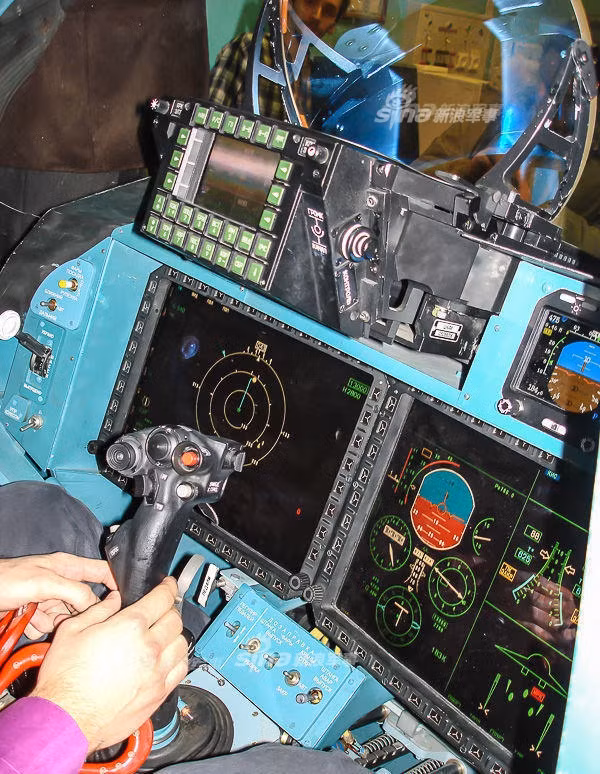 Mặc dù mới chỉ có 9 nguyên mẫu T-50 và dự kiến tới năm 2022, tiêm kích Su T-50 mới được trang bị hàng loạt, thế nhưng quá trình huấn luyện phi công lái T-50 của Không quân Nga hiện đã được khởi động. Nguồn: Sina.