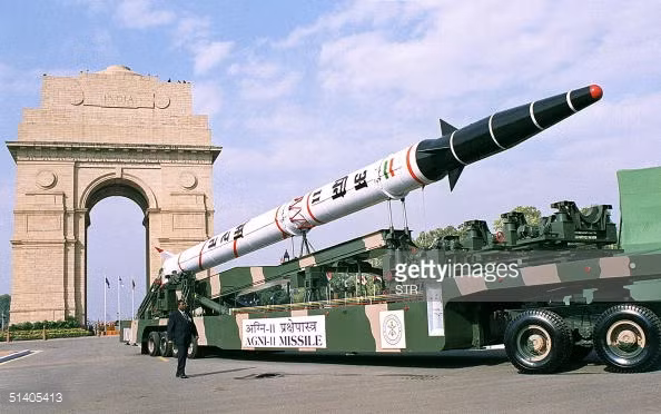 Agni-II cũng là một trong số ít các tên lửa của Ấn Độ sử dụng nhiên liệu rắn. Việc sử dụng nhiên liệu rắn sẽ giúp tên lửa này có khả năng hoạt động lâu hơn, chống chịu ăn mòn khi vận chuyển, cung cấp lực đẩy tốt hơn và khả năng cơ động cao hơn do kiểm soát được hệ thống động cơ đẩy. Nguồn ảnh: Gettyimg.