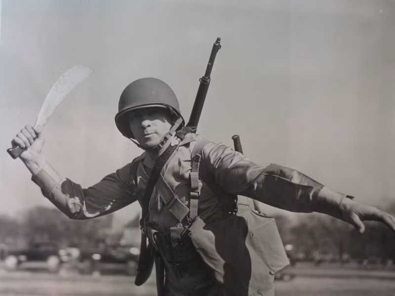 Tuy nhiên, nhiều binh lính Mỹ cũng mang theo dao và mã tấu ra chiến trường nhất là khi họ tham chiến ở mặt trận Thái Binh Dương với kẻ địch là quân đội Nhật liều lĩnh, ranh ma, thích chiến đấu ở cự ly gần. Nguồn ảnh: Army.