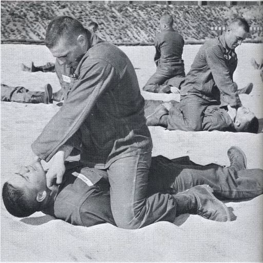 Binh lính Mỹ đang học cách thắt cổ đối phương, khi thắt hoặc bóp cổ đủ chặt, đối phương sẽ chỉ có 8 giây ngắn ngủi để thoát ra trước khi bất tỉnh. Nguồn ảnh: Future.