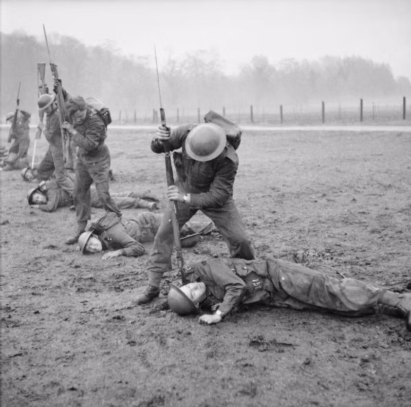 Những cây súng trường với độ dài lớn và đầm tay cũng là một thứ vũ khí cực kỳ hữu hiệu trong các cuộc hỗn chiến giáp lá cà. Gần như mọi loại súng trong chiến tranh thế giới thứ hai đều có thể gắn được lưỡi lê và tùy từng loại lê mà sát thương có thể khác nhau. Nguồn ảnh: WWII.