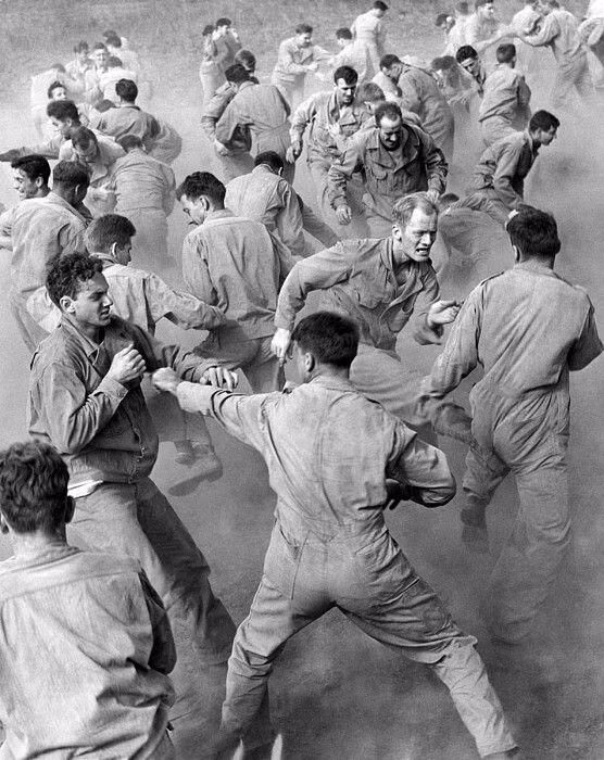 Ngược lại, binh lính Mỹ thường tỏ ra né tránh các cuộc cận chiến tầm gần vì họ muốn tận dụng tối đa hỏa lực áp đảo của mình. Nguồn ảnh: Pinterest.