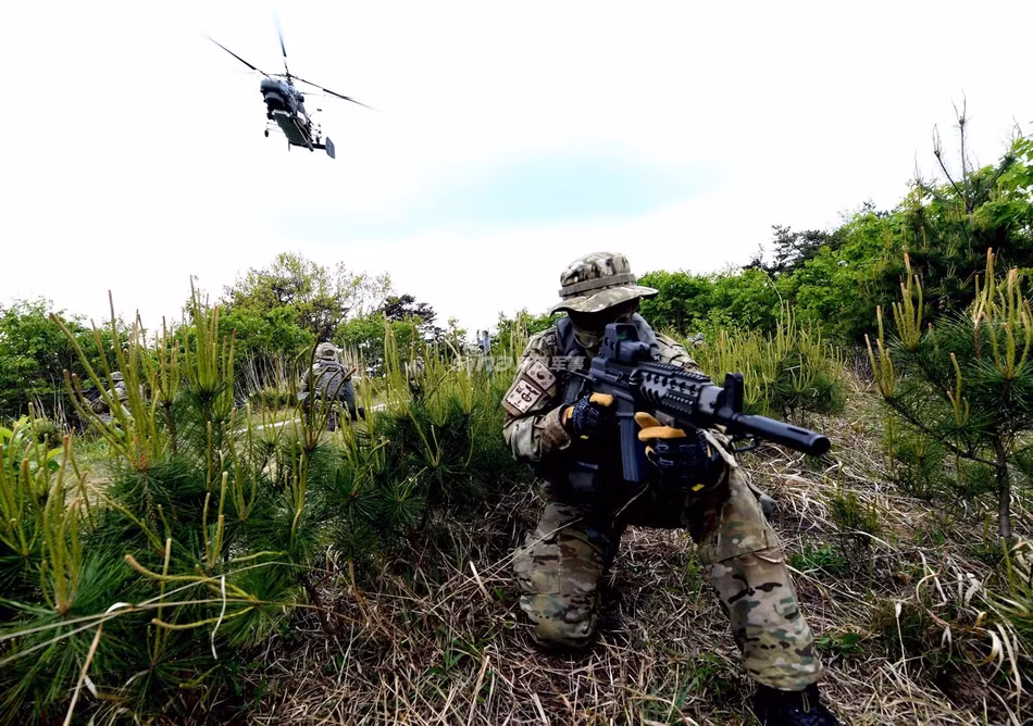 Lực lượng cứu hộ Không quân Hàn Quốc được trang bị các phương tiện, vũ khí hiện đại bậc nhất và bao gồm những cá nhân ưu tú nhất được tuyển chọn từ các lực lượng đặc nhiệm trong toàn quân. Nguồn ảnh: Chosun.