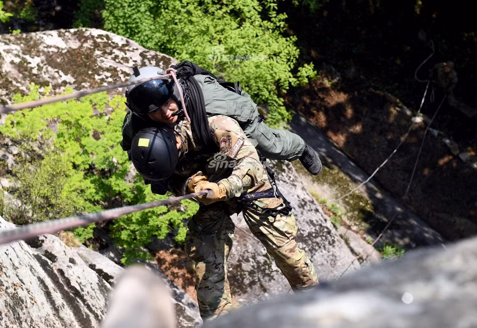 Mặc dù là các cá nhân xuất sắc về mặt thể chất và trình độ, tuy nhiên các phi công lại không được đào tạo các kỹ năng leo trèo, vượt địa hình và hành quân đường dài. Chính những điểm yếu chết người của các phi công này sẽ dẫn đến một hệ quả đó là họ phải phụ thuộc hoàn toàn vào sự giúp sức của lực lượng cứu hộ và buộc phải ra đầu hàng đối phương khi hết đồ dùng dự trữ mà vẫn chưa được đội cứu hộ tìm thấy. Nguồn ảnh: Chosun.