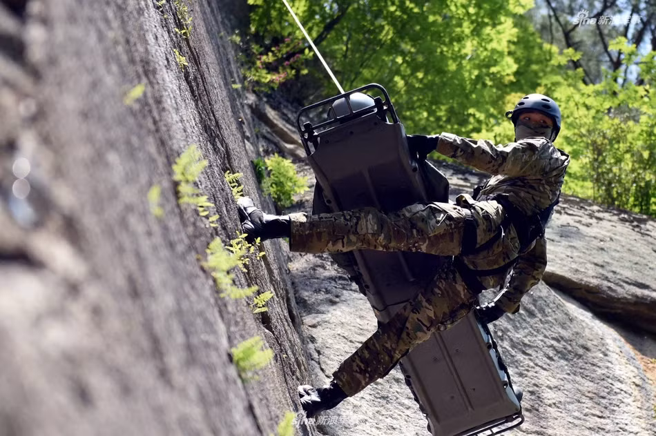 Trong một vài trường hợp, các phi công còn có thể bị thương nặng sau khi tiếp đất, đòi hỏi lực lượng cứu hộ phải có phương pháp riêng và cực kỳ cẩn trọng khi đưa nạn nhân vượt địa hình tới điểm hẹn để trực thăng đến đón. Nguồn ảnh: Chosun.