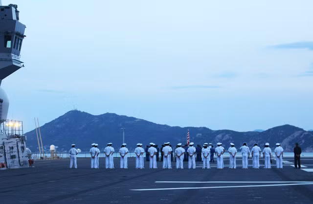 Thủy thủ đoàn trên boong tàu Izumo, nơi các máy bay trực thăng thực hiện cất - hạ cánh