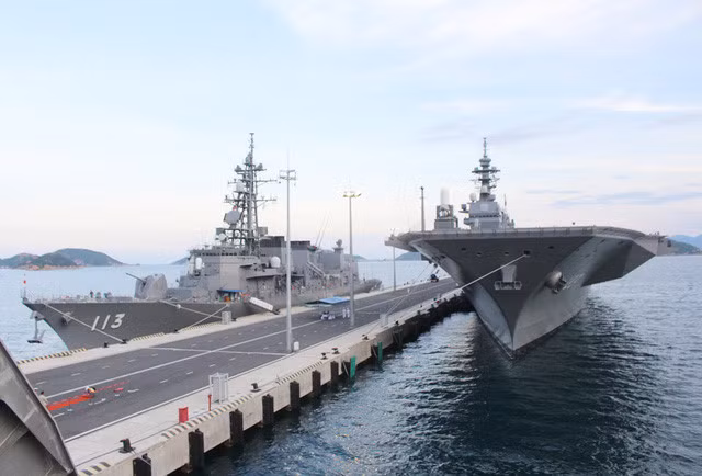 Tàu được vũ trang nhẹ với 3 hệ thống pháo phòng thủ tầm gần Phalanx, 2 bệ phóng tên lửa phòng thủ tầm gần SeaRAM. Về kích thước, Izumo có thể được xếp vào tàu sân bay cỡ trung. Tuy nhiên, Hiến pháp hòa bình của nước này đã cấm sở hữu tàu sân bay. Do đó, Nhật Bản gọi tàu Izumo là "tàu khu trục chở trực thăng". "Tàu khu trục chở trực thăng" Nhật Bản neo đậu ở Cảng Quốc tế Cam Ranh nhìn từ trên cao, chiều 20/5