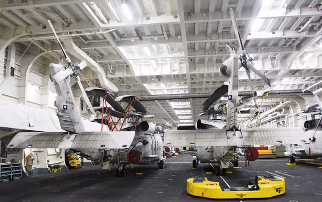 Các máy bay trực thăng hiện đại trong tàu Izumo với góc máy nhìn từ phía sau