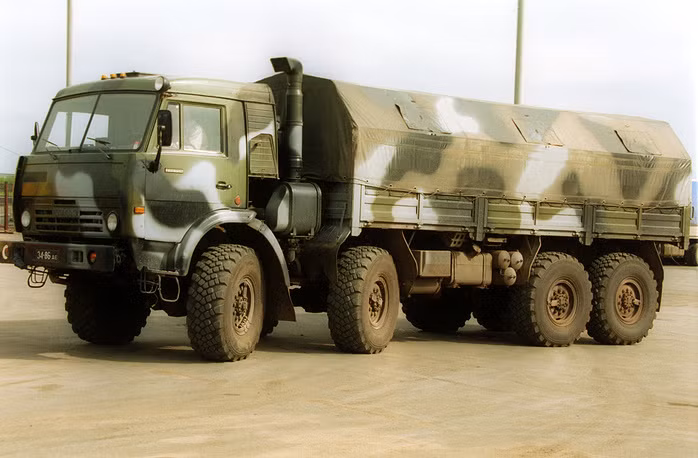 KamAZ-6350 là loại xe tải đa dụng hạng nặng thường được sử dụng bởi lực lượng công binh Nga. Xe có khả năng chở đồ, chở lính hoặc thập chí là vận chuyển cầu phao, kéo pháo. Nguồn ảnh: Tass.