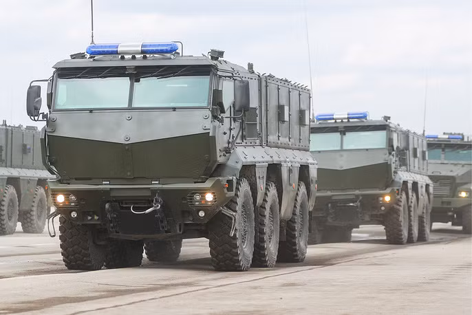 Xe KamAZ Typhoon của Quân đội Nga. Đây là loại xe đa dụng, bọc thép, chống mìn và được xếp vào loại MRAP (Mine-Resistant Ambush Protected) có nghĩa là "Chống mìn-chịu được phục kích). "Typhoon" còn có nghĩa là một cơn bãi lớn. Nguồn ảnh: Tass.