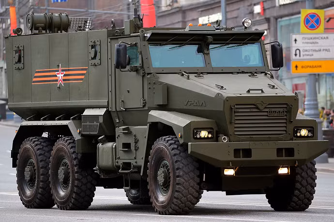 Xe bọc thép Typhoon-U của Quân đội Nga. Kể từ khi bị Mỹ cấm vận kinh tế, các lực lượng Quân đội Nga gặp khá nhiều khó khăn trong việc nhập khẩu các phương tiện chiến đấu từ nước ngoài nên đã đầu tư vào việc tự thiết kế, sản xuất các phương tiện bọc thép trong nước dù rằng sản xuất ô-tô chưa bao giờ là một thế mạnh của Liên Xô trước đây và Nga ngày nay. Nguồn ảnh: Tass.