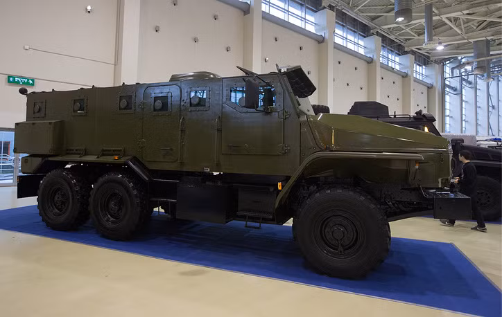 Xe bọc thép chở quân của Bộ Nội Vụ Nga. Xe đoực phát triển dựa trên khung gầm của dòng xe tải Ural-4320. Chiếc xe này có thể chở theo tối đa 10 người (bao gồm cả kíp lái) và ở mỗi ô cửa kính đều có khe hở để người ngồi trong có thể chĩa súng ra ngoài tác chiến. Nguồn ảnh: Tass.