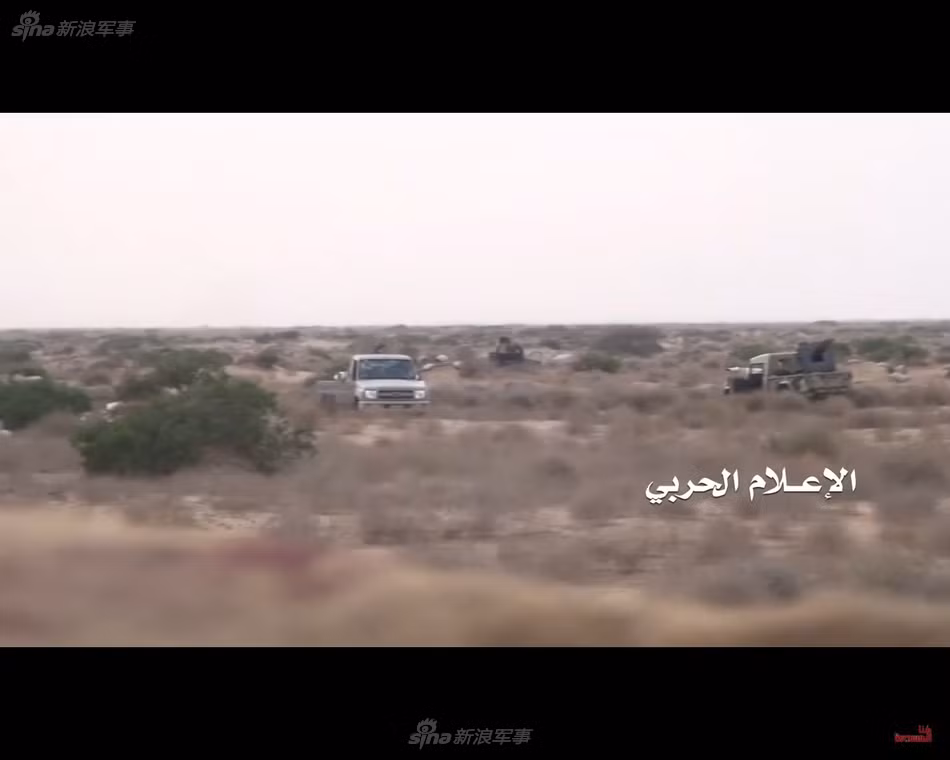 Những phương tiện thiết giáp quân sự nặng nề khó có thể xoay sở kịp trước sự tấn công cơ động nhanh và hiểm hóc của nhóm quân trên ô-tô bán tải. Nguồn ảnh: Sina.