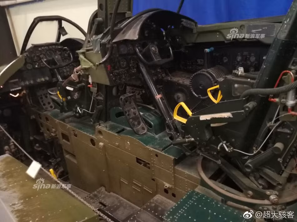 Một bên khoang lái bị tháo tung để khách thăm quan có thể quan sát được cấu tạo chi tiết cực kỳ phức tạp của con chim sắt lừng danh đầy tai tiếng này. SR-71 có tổ bay hai người trong đó bao gồm một phi công và một sỹ quan chịu trách nhiệm điều khiển hệ thống máy quay. Nguồn ảnh: Sina.