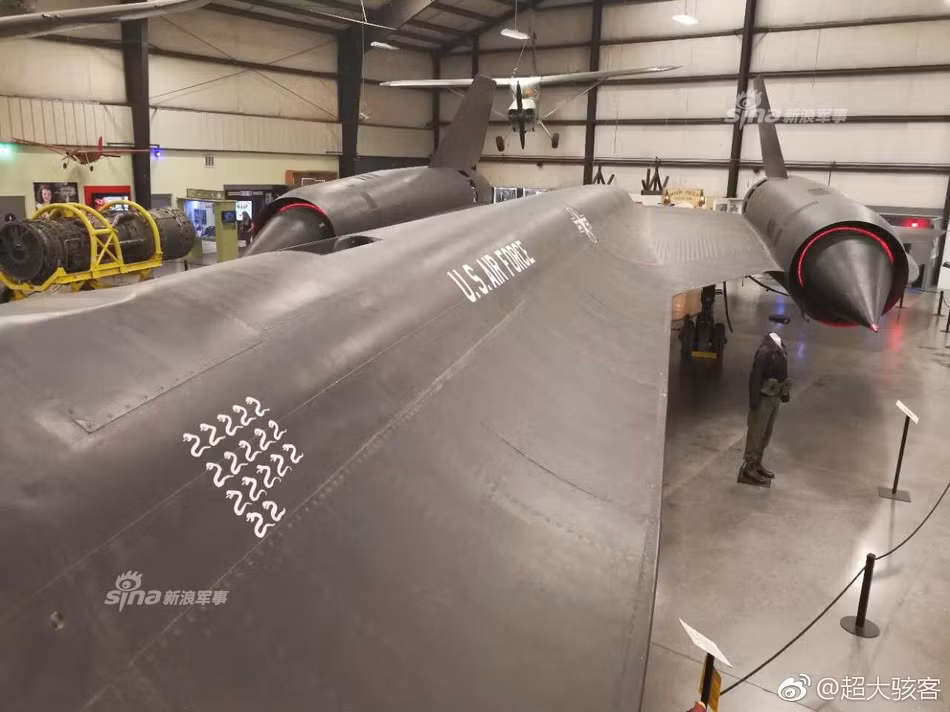 Được cho về hưu từ năm 1998 nhưng chính thức Chim đen SR-71 đã không còn dám "bén mảng" vào không phận Liên Xô bất cứ một lần nào nữa kể từ khi MiG-31 của Liên Xô với trang bị tên lửa kiểu mới có khả năng bắn hạ SR-71 được đưa vào hoạt động. Ảnh: Mỗi một hình con rắn trên thân máy bay SR-71 tượng trưng cho một phi vụ nó đã thực hiện thành công. Nguồn ảnh: Sina.