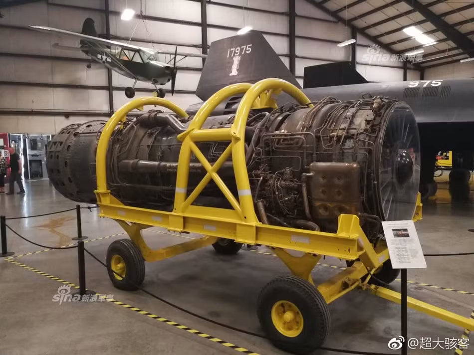 Số phận của 20 chiếc còn lại cũng không khá khẩm hơn khi nó bị mang ra "xẻ thịt" trong các viện bảo tàng sau khi chính thức được cho về hưu. Ảnh: Một bên động cơ của chiếc SR-71 tại bảo tàng Air Force Armament. Nguồn ảnh: Sina.