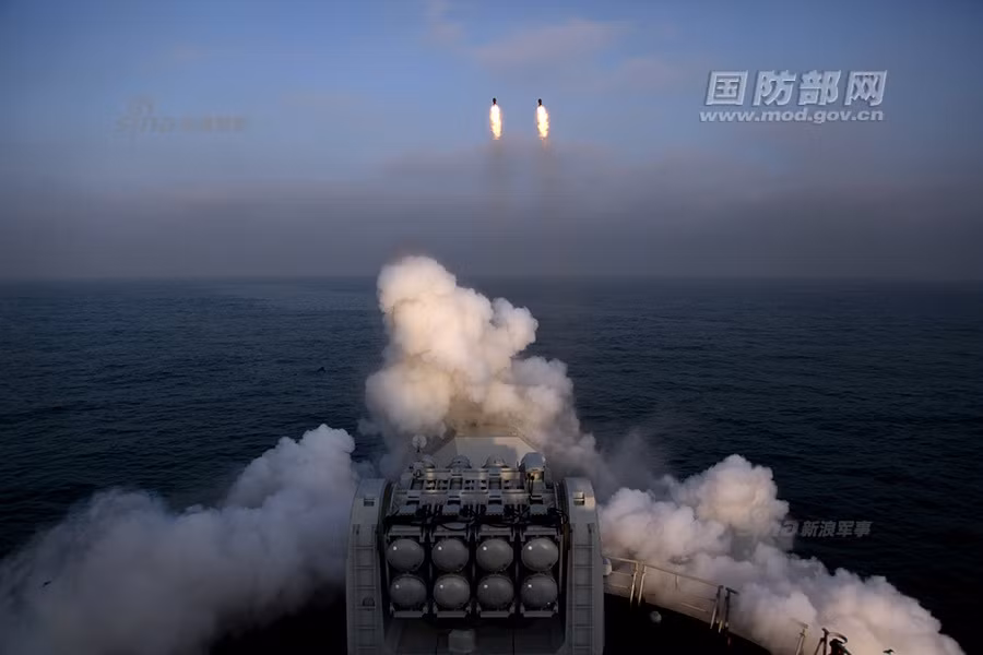 Tên lửa chống ngầm thuộc hệ thống SY-1 SSM trên tàu. Việc loại bỏ một hệ thống SY-1 SSM ở phía sau tàu để cải biên thành sàn đỗ trực thăng đã ảnh hưởng rất nhiều đến kỹ năng chiến đấu của tàu. Nguồn ảnh: Sina.