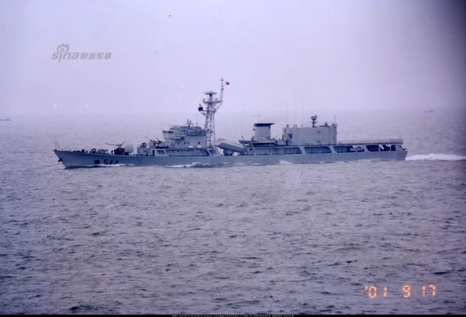  Tàu chống ngầm Type 053H1Q là loại tàu hộ vệ cỡ nhỏ chuyên làm nhiệm vụ săn ngầm do Trung Quốc tự phát triển từ lớp tàu hộ vệ tên lửa Type 053. Chiếc duy nhất thuộc lớp Type 053H1Q từng được sản xuất có số hiệu 544, được hạ thủy từ ngày 15/11/1984. Nguồn ảnh: Sina.