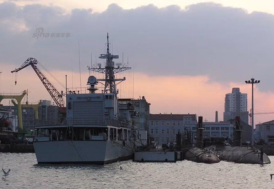 Trong thời gian phục vụ của mình, 554 (có tên gọi NATO là Giang Hồ IV) nằm trong biên chế của lực lượng hạm đổi biển Bắc Hải. Sau khi bị loại biên, tàu được đổi tên thành Lushun vào tháng 6/2010 và sau đó chính thức được sử dụng làm tàu huấn luyện. Nguồn ảnh: Sina.