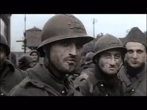 Binh lính Pháp có rất nhiều kiểu đồng phục và trang bị khác nhau, không đồng bộ. Điều đó xảy ra là do trong lực lượng Quân đội Pháp có rất nhiều lực lượng binh lính thuộc địa được đưa sang Pháp chiến đấu, những người lính bản địa này là những đơn vị riêng biệt, có rất ít hoặc hoàn toàn không có sự phối hợp tác chiến cùng binh lính "Mẫu Quốc" trên chiến trường nên thường rất dễ dẫn đến tình trạng "vỡ trận". Nguồn ảnh: Pinterest.