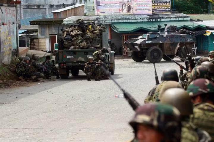 Chiến sự ở Mariwi, Philippines đang trở nên ác liệt và... bế tắc. Do môi trường tác chiến đô thị, thêm vào đó là bên trong thành phố vẫn còn dân thường vậy nên quân đội Philippines không thể sử dụng các loại vũ khí hạng nặng nhắm vào đây được. Nguồn ảnh: News4.