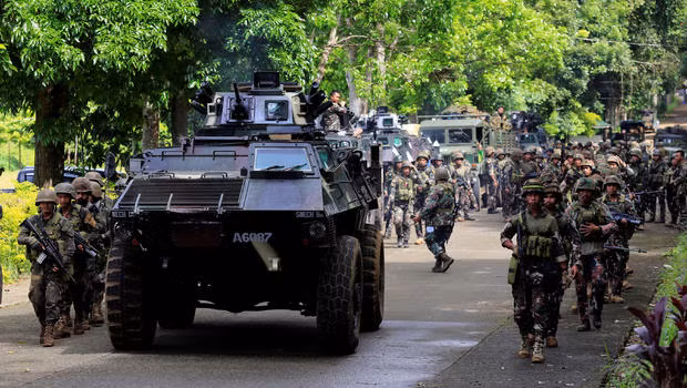 Với một quốc gia có ngân sách quốc phòng hàng năm ngang với Việt Nam mà lại không có trong tay bất cứ một phương tiện thiết giáp hạng nặng nào rõ ràng là điều cực kỳ vô lý. Tuy nhiên, sau chuỗi ngày sa lầy không đạt được bất cứ một kết quả nào trên chiến trường Marawi thì rõ ràng nếu có xe tăng, phía Philippines đã mang ra dùng rồi. Nguồn ảnh: CBSnews.
