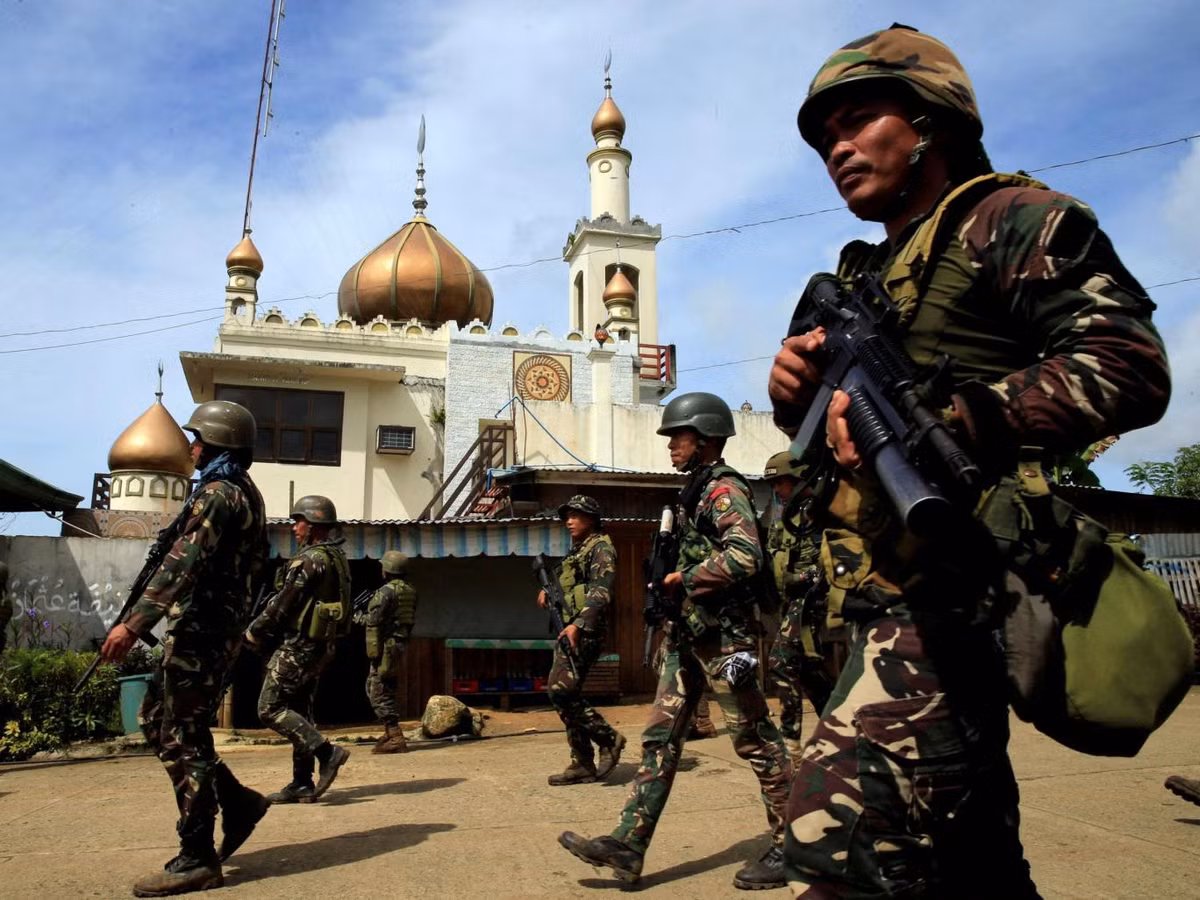 Tổng thống Duterte đã tuyên bố chỉ cần năm ngày quân đội Philippines có thể "làm cỏ" toàn bộ lực lượng phiến quân Hồi giáo thân IS bên trong Marawi, tuy nhiên tới nay thời hạn 5 ngày đã qua từ lâu mà phía Philippines vẫn chưa tạo ra được bất cứ lợi thế lớn nào trên chiến trường. Nguồn ảnh: Alwaght.