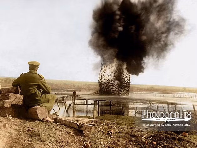 Tháng 9/1917 cũng đã ghi dấu ấn trong lịch sử quân sự thế giới khi lần đầu tiên những chiếc xe tăng được quân đội Anh sử dụng trên chiến trường. Tuy nhiên, phía Đức cũng chỉ mất một ít thời gian đầu hơi tỏ ra "hoang mang" trước khi có thể tìm cách tiêu diệt được những chiếc xe tăng nặng nề chậm chạm này. Nguồn ảnh: Historyonline.