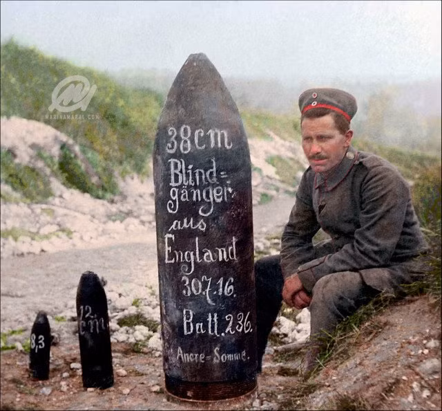 Một binh lính Đức thuộc tiểu đoàn 2 bộ binh bên cạnh những quả đạn pháo đủ các cỡ được sử dụng trong trận Somme, quả đạn cỡ lớn nhất lên tới 38 cm. Nguồn ảnh: Historyonline.