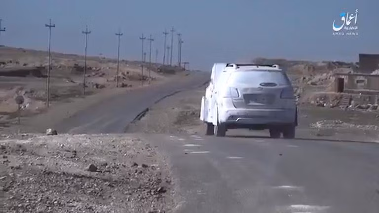 Đoạn video mới đây được phiến quân IS đăng tải lên mạng internet về cuộc rượt đuổi với một bên là chiếc xe hơi đánh bom liều chết và một bên là chiếc xe quân dụng của lực lượng Quân đội chính phủ Syria đã làm không ít người phải bàng hoàng. Cuộc rượt đuổi diễn ra giữa sa mạc và được ghi lại từ trên máy bay trực thăng cực kỳ kinh khủng khiến người xem phải giật mình. Nguồn ảnh: Thesun.