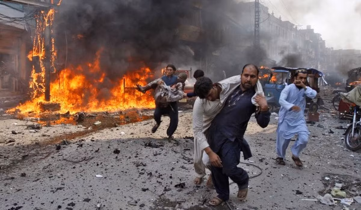 Nguy hiểm nhất vẫn là những kẻ sử dụng bom xe được ngụy trang trên những chiếc xe hơi thông thường, với cách thức này, những tên khủng bố có thể len lỏi vào giữa khu chợ đông đúc rồi mới kích nổ quả bom nặng hàng trăm kilogram giữa đám đông. Nguồn ảnh: Youtube.