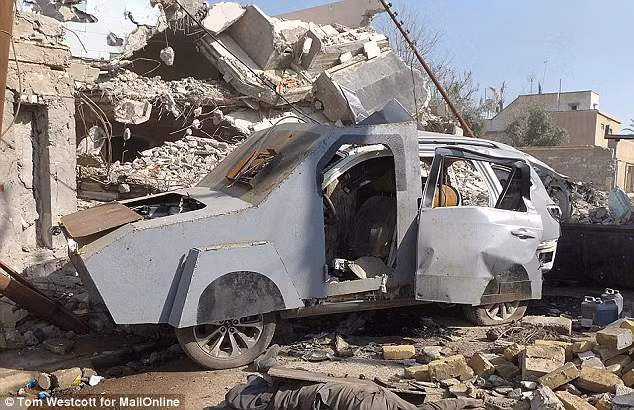 Trong trường hợp không có trong tay các phương tiện đặc chủng, các đối tượng khủng bố có thể sử dụng những chiếc xe thông thường nhưng được bọc thép ca-bin lái và động cơ để đủ sức chống lại hỏa lực bộ binh của đối phương trước khi tiếp cận mục tiêu và kích nổ. Nguồn ảnh: Dailymail.