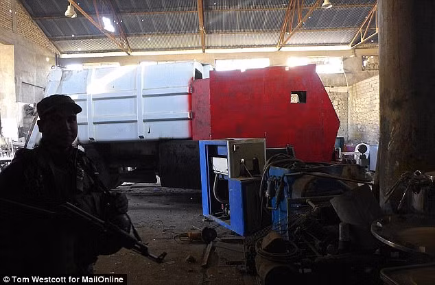 Do là những kẻ không còn gì để mất và đang ngồi trên hàng tấn thuốc nổ nên bản chất của những kẻ đánh bom liều chết bằng bom xe đó là cực kỳ hung hăng, chúng sẵn sàng cho xe đâm thẳng hỏa lực của đối phương để đạt được mục tiêu của mình. Nguồn ảnh: Dailymail.