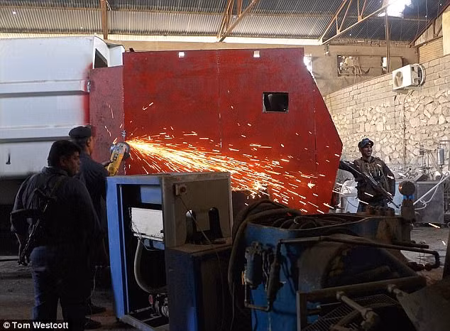 Đảm nhận nhiệm vụ thường là những tay khủng bố sẵn sàng tử vì đạo, phần đông trong số chúng là những người được nhồi nhét quá nhiều tư tưởng cực đoan, những kẻ bị bệnh hiểm nghèo giai đoạn cuối sẵn sàng hy sinh mạng sống của mình với lời hứa rằng phía khủng bố sẽ chăm sóc gia đình thay cho hắn. Nguồn ảnh: Dailymail.