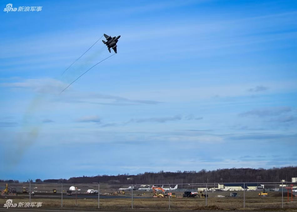 Chiến đấu cơ F-15 của Mỹ trên vùng trời Nhật Bản. Chính vì không có trong tay quân đội của riêng mình và phụ thuộc rất lớn vào sự bảo vệ của Mỹ nên Nhật Bản đã tỏ ra hết sức lo ngại về việc tình hình trên bán đảo Triều Tiên leo thang trong thời gian gần đây, xét về một khía cạnh nào đó, thậm chí Nhật Bản còn có nhiều lý do để lo lắng hơn là Hàn Quốc dù nước này không hề có đường biên giới trên bộ tiếp giáp với Triều Tiên. Nguồn ảnh: Sina.