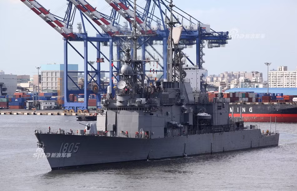 Một trong số bốn chiếc tàu khu trục của Hải quân Đài Loan chiếc ROCS Ma Kong. Con tàu này được phía Mỹ sử dụng từ năm 1980 cho tới 1999 thì được cho nghỉ hưu, đến năm 2003 nó được bán lại cho Hải quân Đài Loan cùng với 3 chiếc khác. Tổng cộng 4 chiếc khu trục hạm của Hải quân Đài Loan đều thuộc lớp Kidd và được nước này mua của Mỹ từ năm 2003. Nguồn ảnh: Sina.
