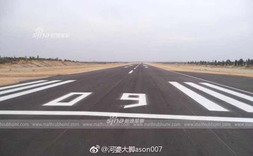 Đường băng thử nghiệm là một trong những hạng mục quan trọng nhất của sân bay này. Hiện tại, những phi công ưu tú bậc nhất trong lực lượng Không quân Ấn Độ đang được tuyển chọn để tham gia vào lực lượng phi công thử nghiệm chuyên bay thử các mẫu máy bay mới được nước này tự sản xuất trong tương lai. Nguồn ảnh: Sina.