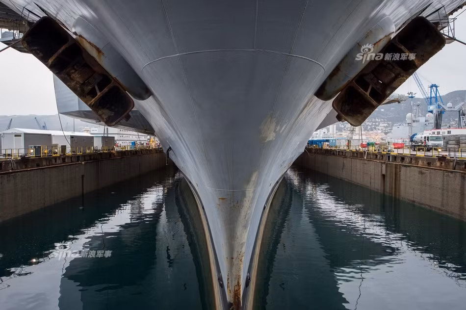 Charles de Gaulle là tàu sân bay hạt nhân duy nhất của châu Âu. Con tàu được xây dựng từ năm 1989 với sự trợ giúp một số công nghệ cốt yếu từ Mỹ. Nó có lượng giãn nước toàn tải 42.500 tấn, dài 261,5m. Nguồn ảnh: Sina.