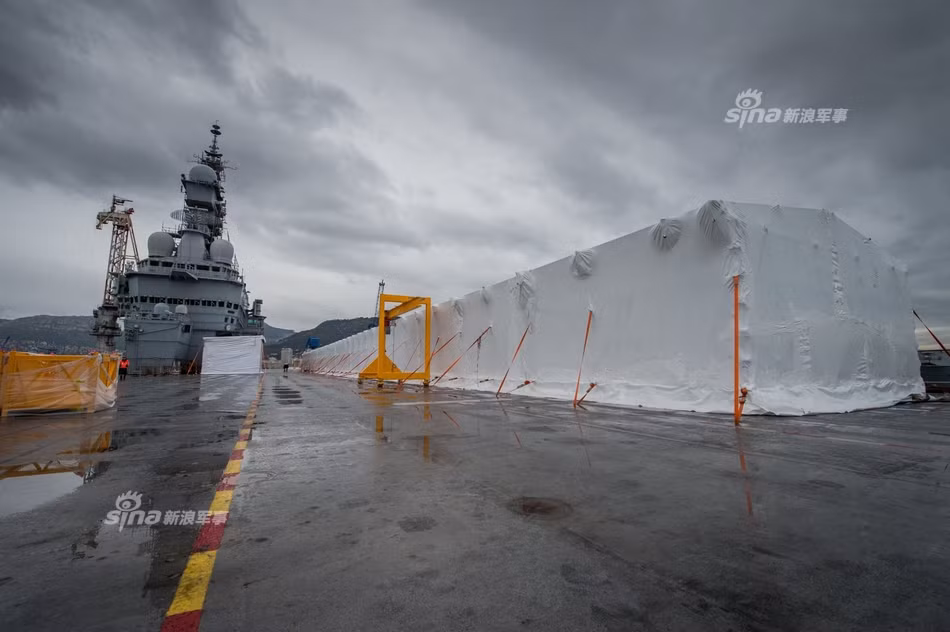 Tàu được trang bị 2 lò phản ứng hạt nhân K15 cung cấp năng lượng cho phép hoạt động liên tục 20-25 năm. Nguồn ảnh: Sina.