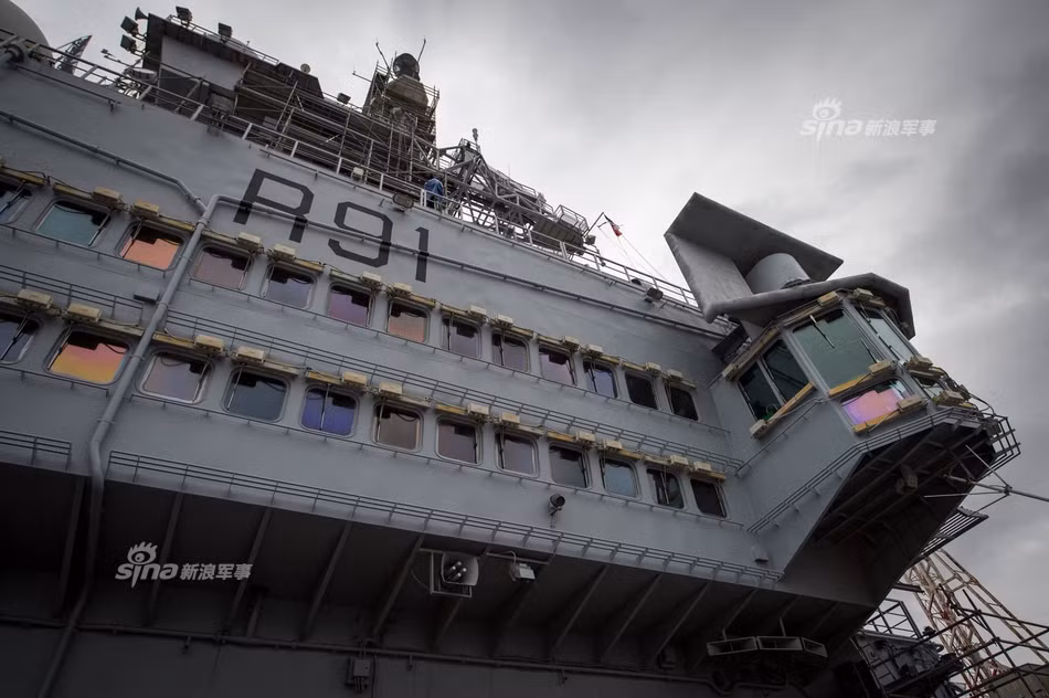 Cận cảnh thượng tầng tàu sân bay. Nguồn ảnh: Sina.