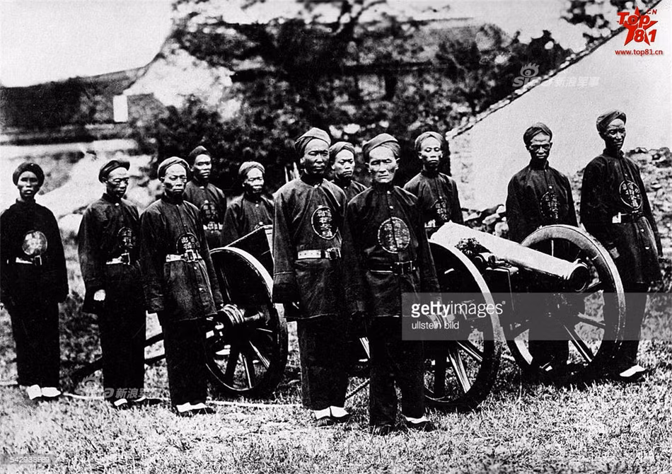 Một đội Pháo binh trong quân đội Trung Quốc thời Thanh. Khác với các lực lượng khác, pháo binh Trung Quốc thời kỳ này vẫn mặc trang phục kiểu truyền thống. Nguồn ảnh: Sina.