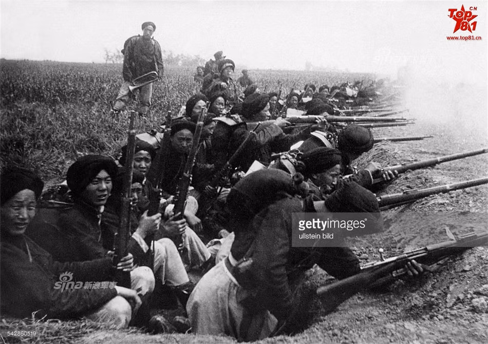 Đội quân Bắc Dương sử dụng súng trường hiện đại có khóa nòng chứ không phải súng trường hỏa mai. Trang phục của đội quân này cũng theo kiểu phương tây với quần dài, áo bỏ trong quần, không còn mặc áo dài như kiểu truyền thống. Nguồn ảnh: Sina.